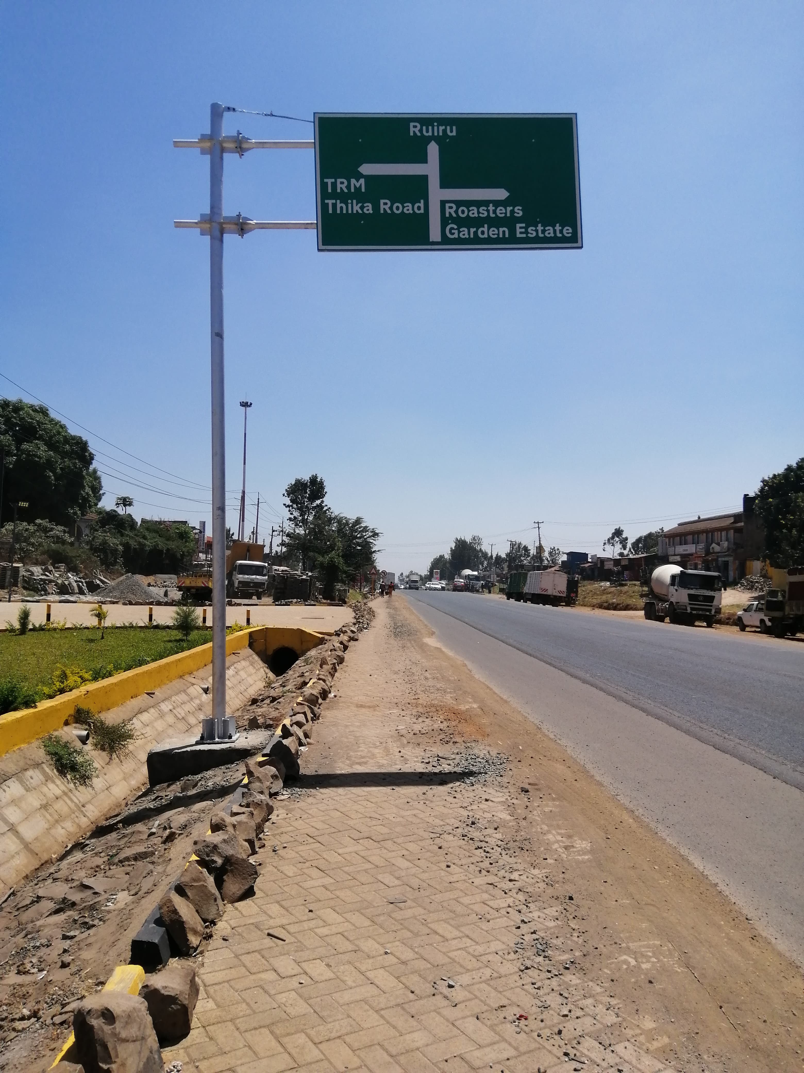 Road environment and traffic flow at Marurui Junction in Nairobi.